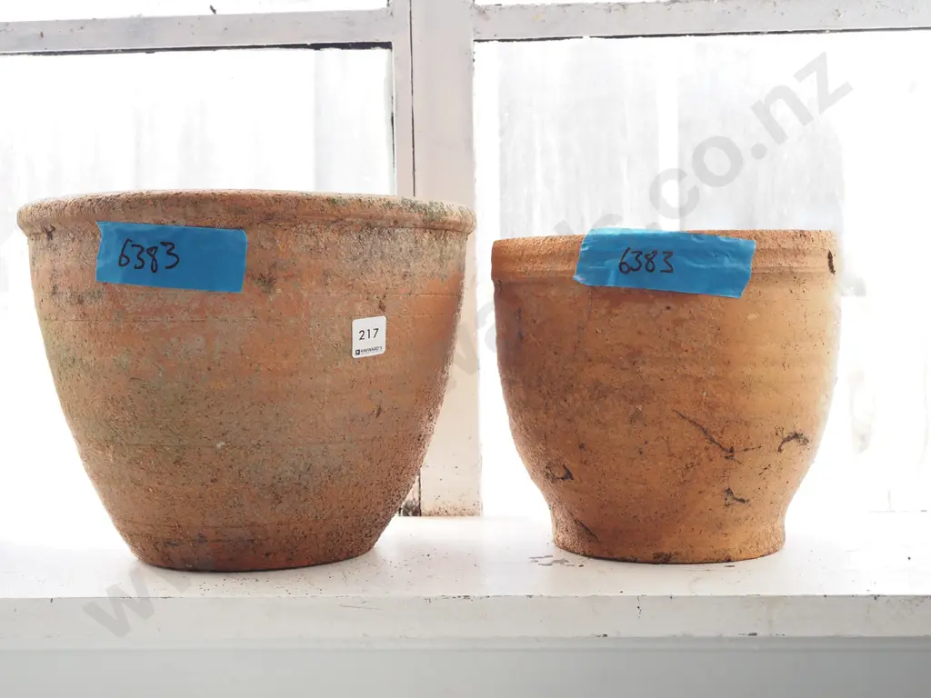 2x terracotta planters H240 Image 1++