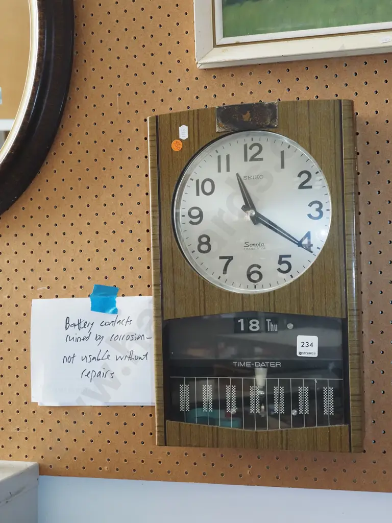 restoerer's Seiko wall clock - battery contacts need attention Image 1++