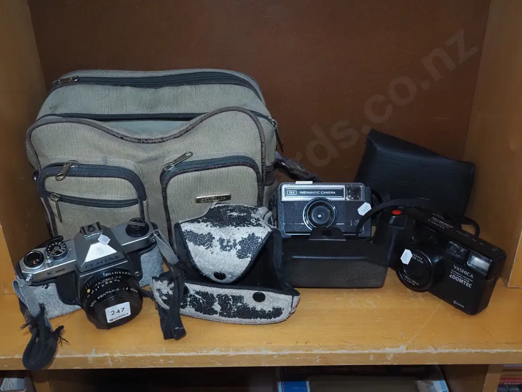 Asahi Pentax K-1000 35mmm SLR camera, bags, 2 other film cameras Image 1++