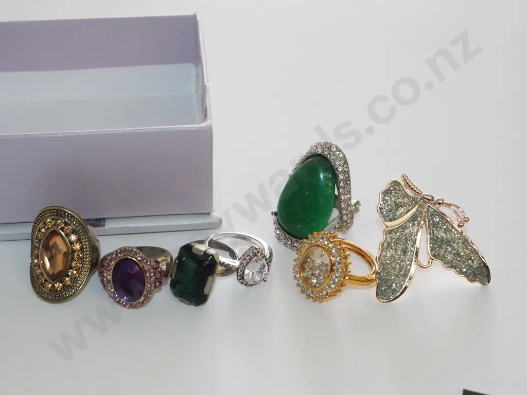 boxed of various costume rings Image 1++
