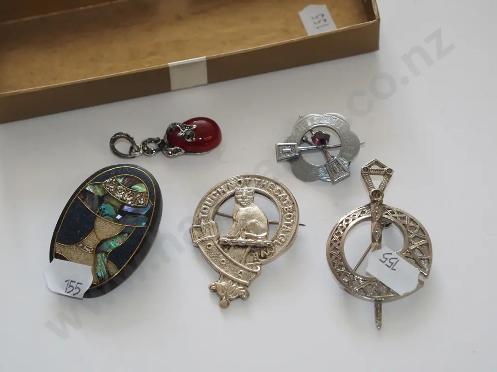 box; brooches, pendant Image 1++