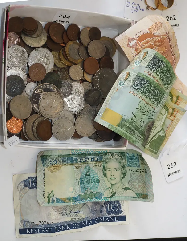 tray; bank notes, coins Image 1++