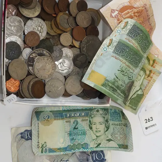 tray; bank notes, coins