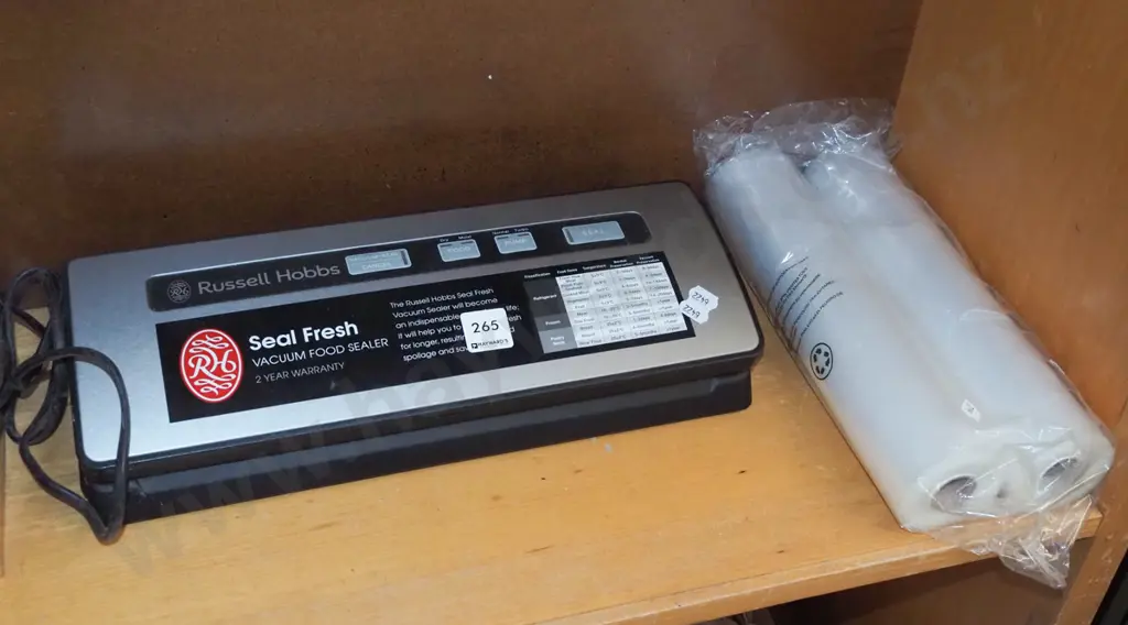 Seal Fresh vacuum sealer and additional rolls of bags Image 1++