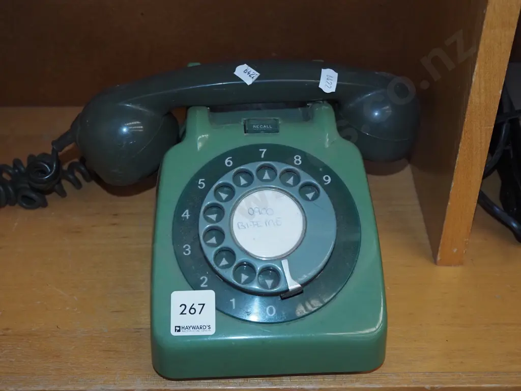 retro green dial telephone Image 1++