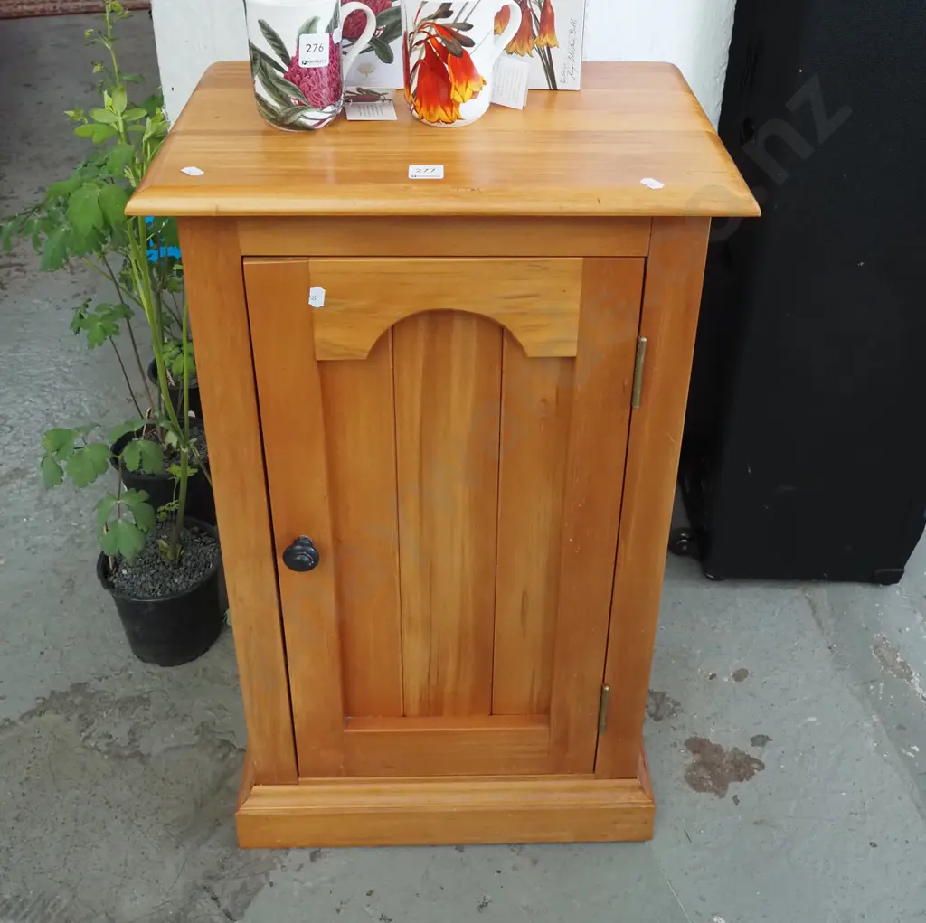 solid rimu single door cupboard internal shelves H760 W450 D300 Image 1++