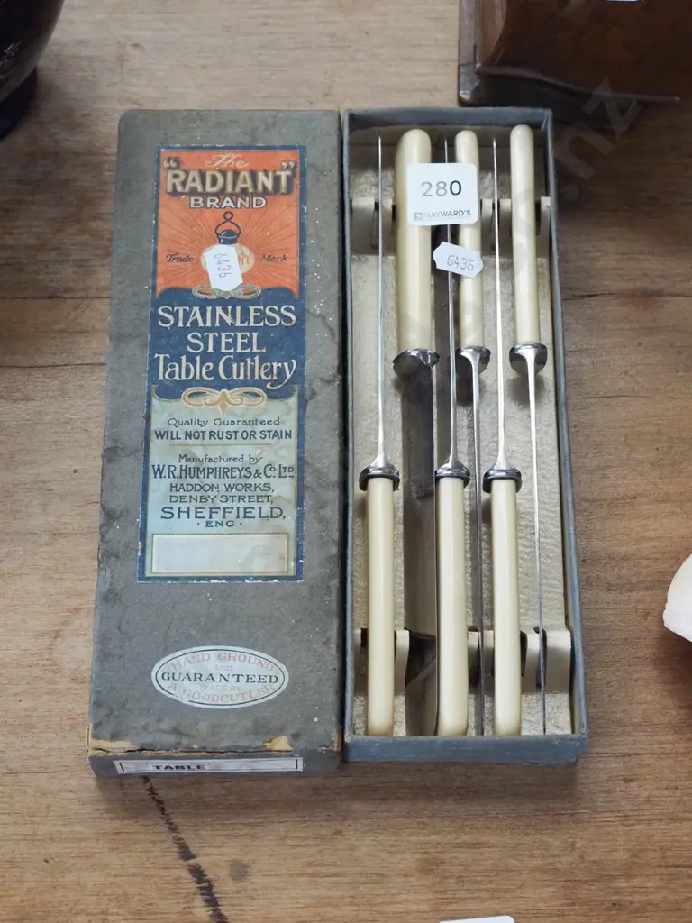 set of as new bone handled knives  - Radiant Image 1++