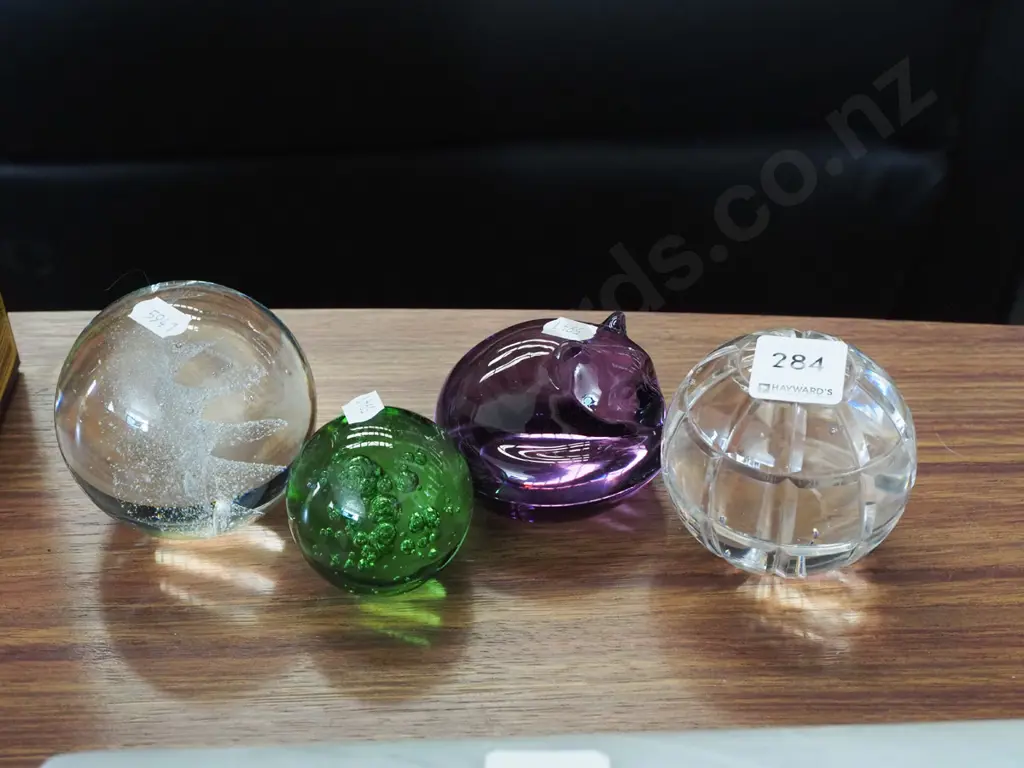 4x glass paperweights Image 1++