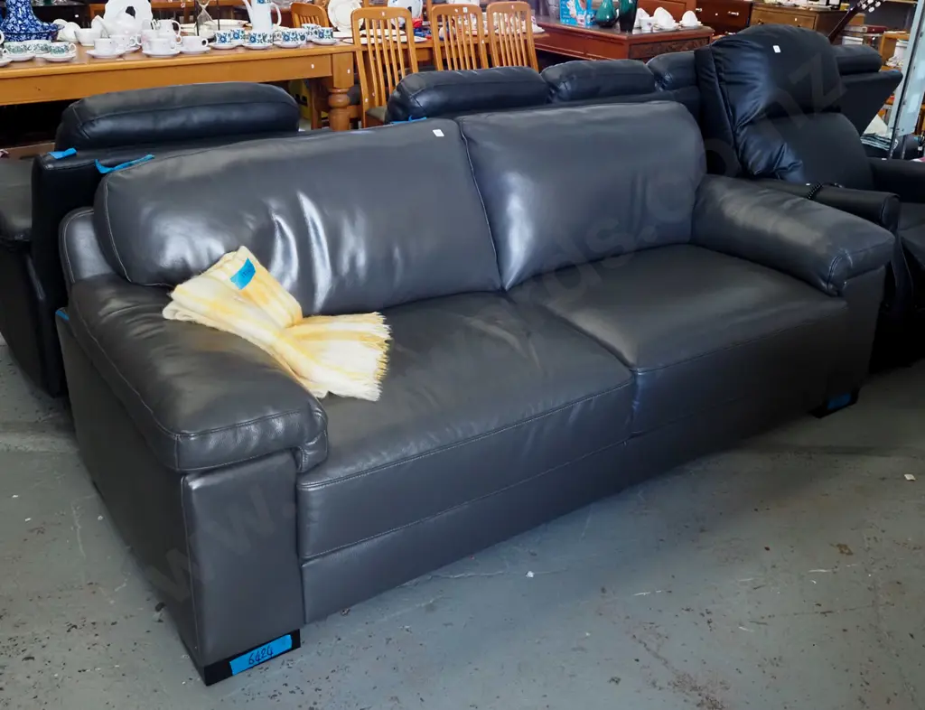 modern leather 3 seater settee - excellent condition H870 W2200 D930 Image 1++