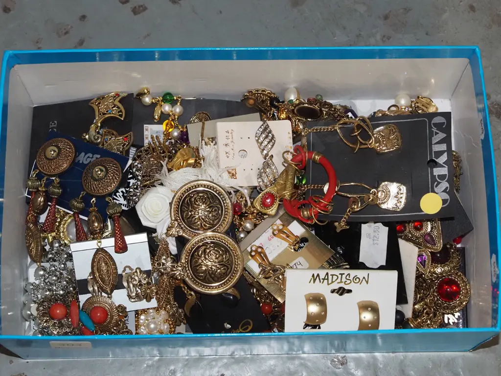 box; costume clip on earrings Image 1++