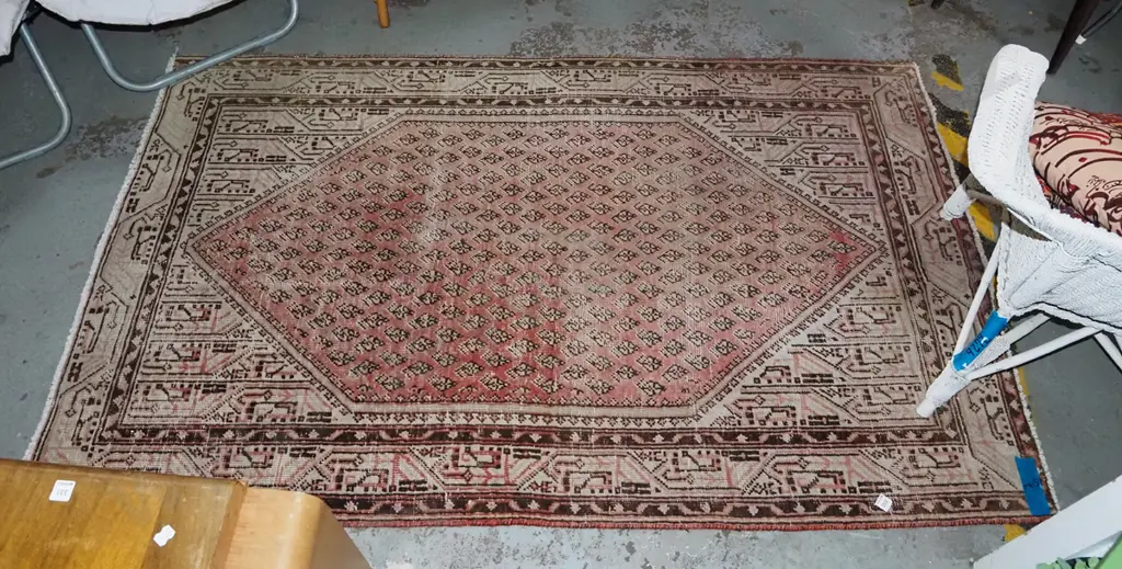 woven well worn and faded floor mat L2000 W1220 Image 1++