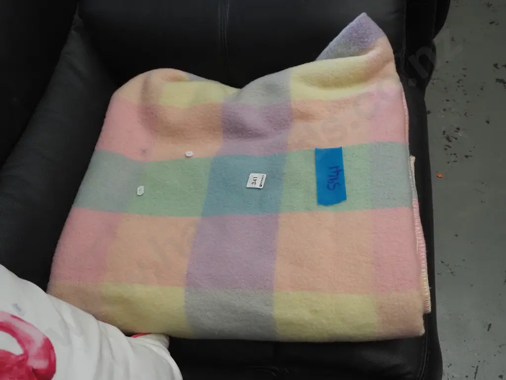 checked woollen blanket Image 1++