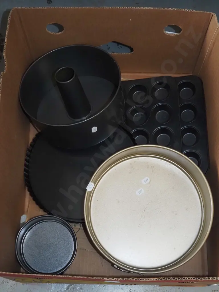 box; baking dishes, muffin tray setc Image 1++