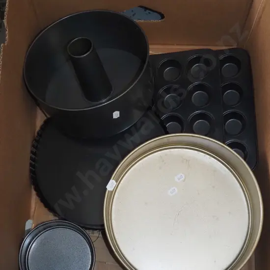 box; baking dishes, muffin tray setc