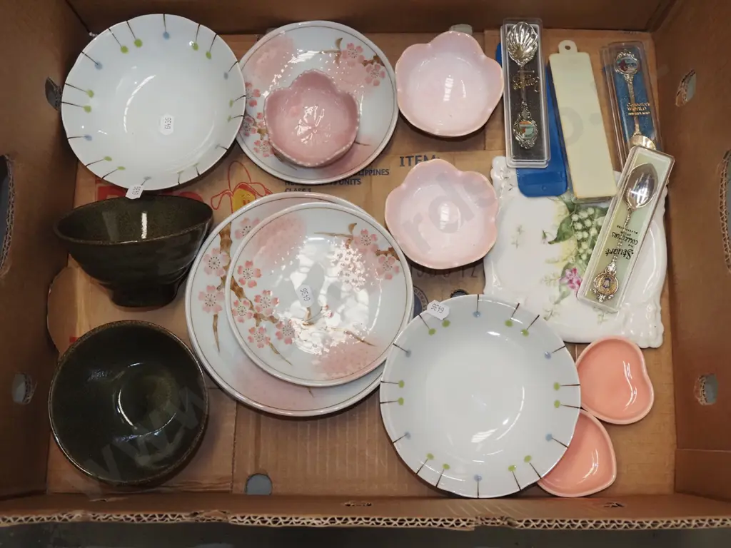 box;plates, bowls, souvenir teaspoons etc Image 1++