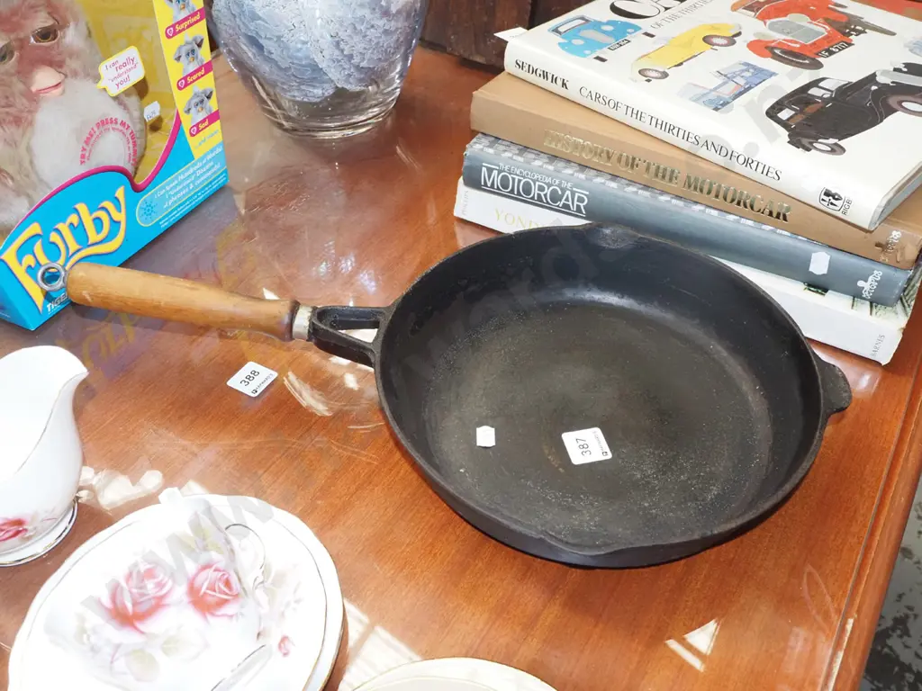 cast iron frying pan Image 1++