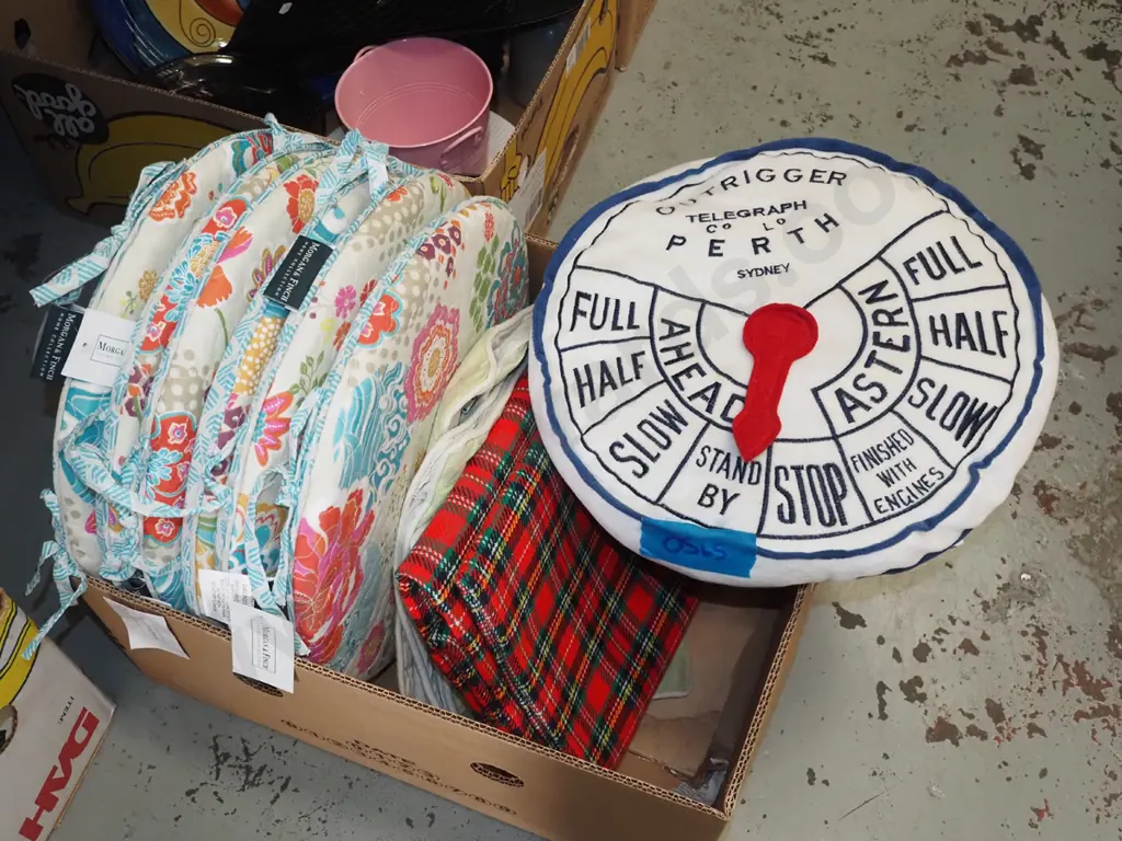 box; as new chair and other cushions Image 1++