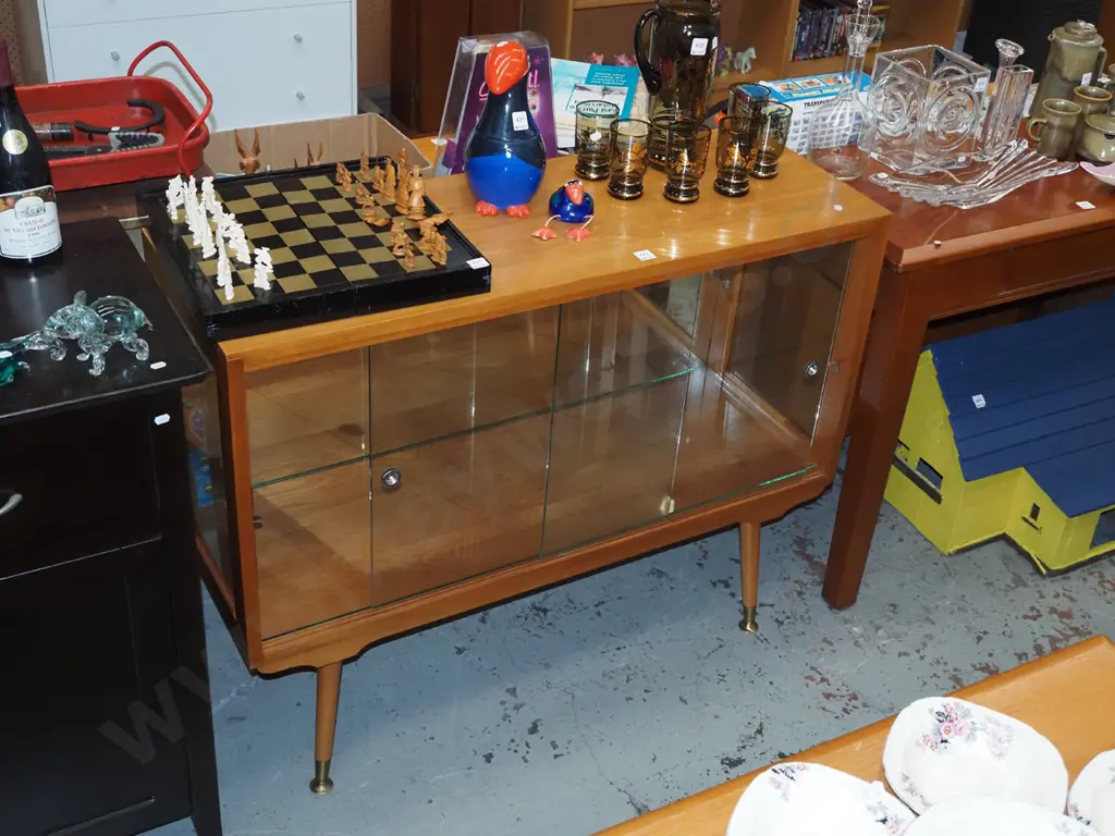 mid century display cabinet  H860 W1065  D380 Image 1++
