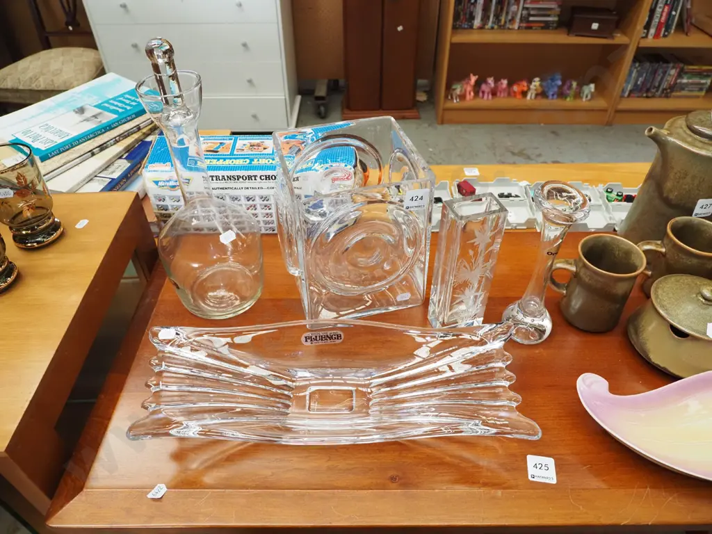 assorted crystal and glass items H330 Image 1++