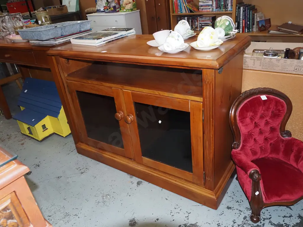 solid wood  entertainment unit with 2 glazed doors and shelf H780 W1080 D450 Image 1++