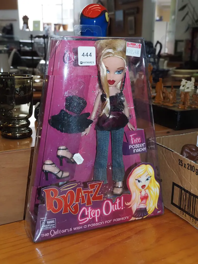 as new boxed Bratz Chloe Step Out doll Image 1++