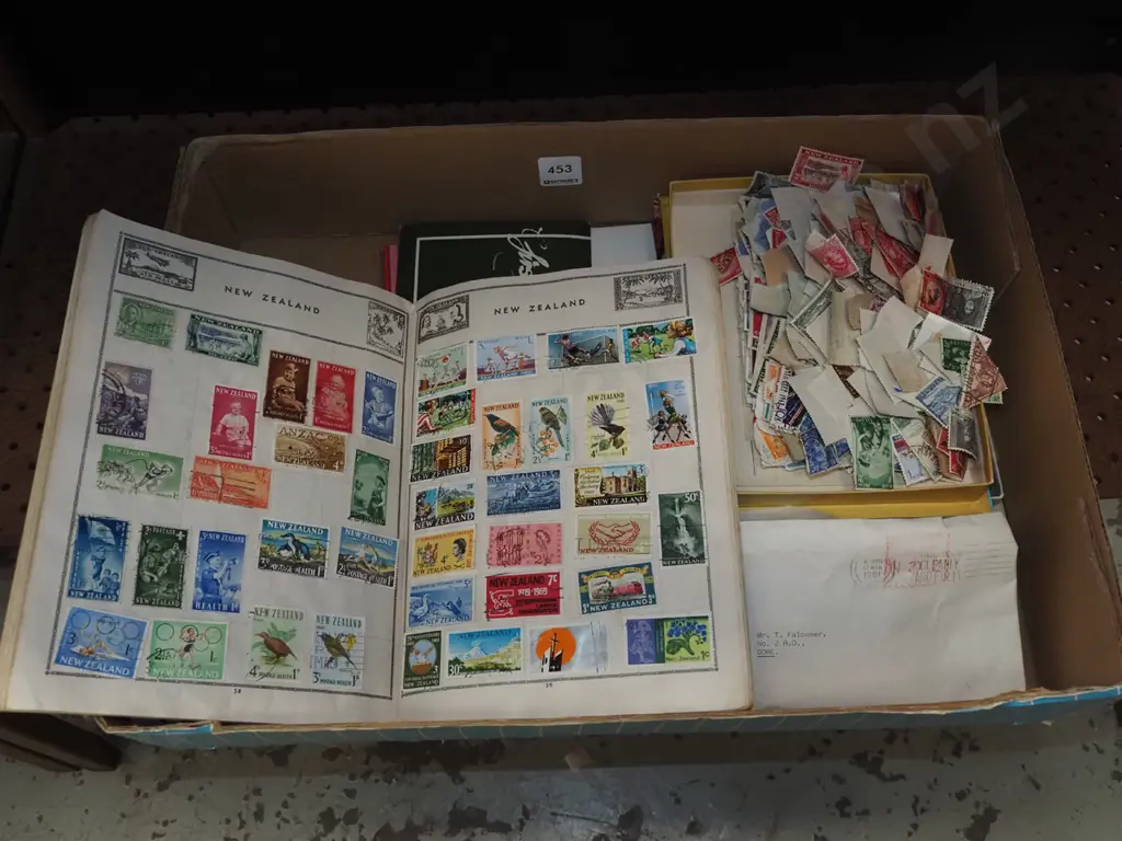 box; loose stamps, stamp albums and contents Image 1++