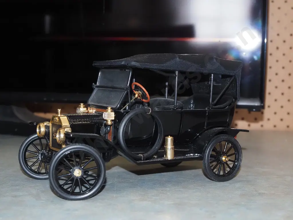 die cast model of vintage Ford vehicle H135 Image 1++