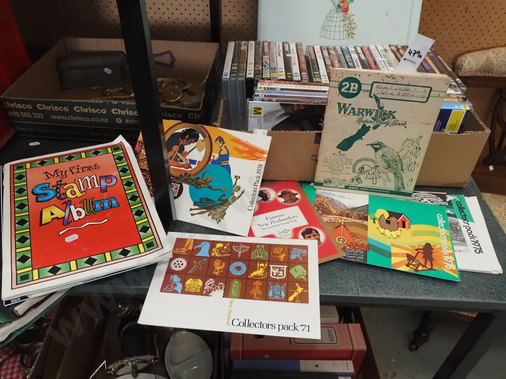 stamps and stamp albums and contents Image 1++