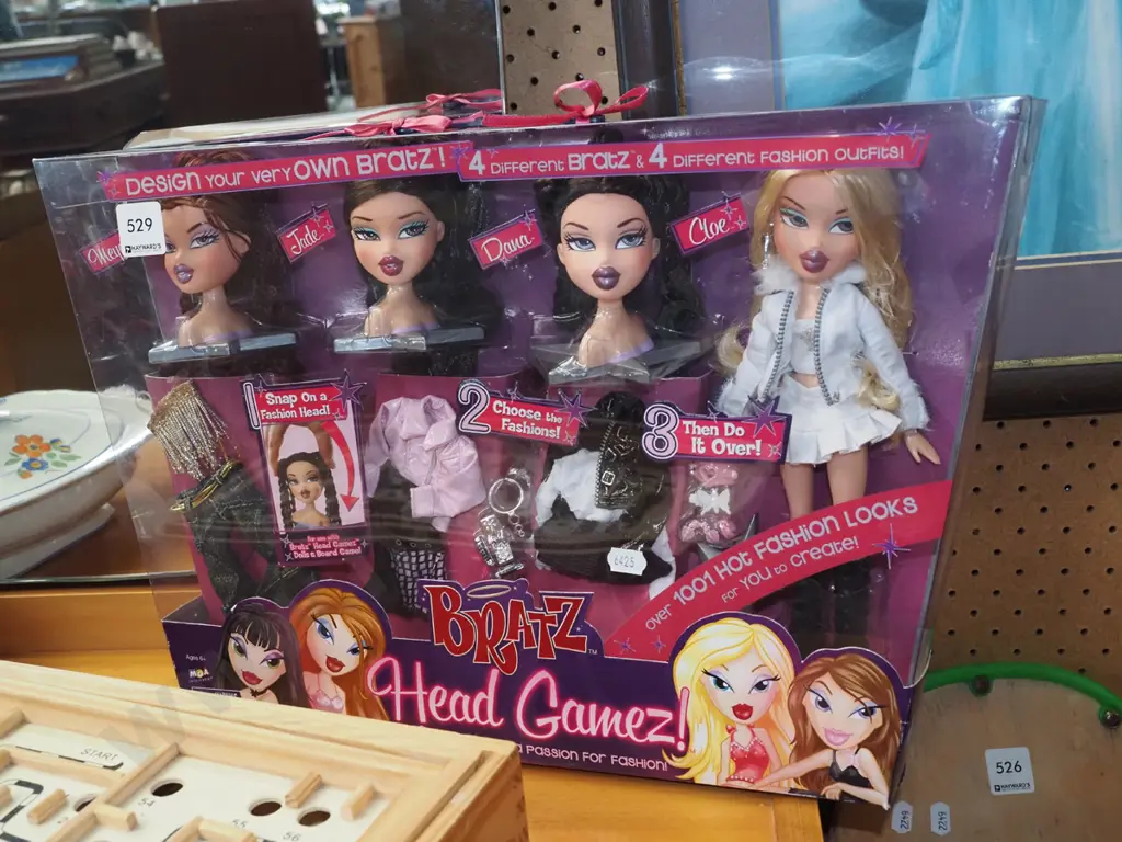as new boxed Bratz Head Gamez! Dolls Image 1++