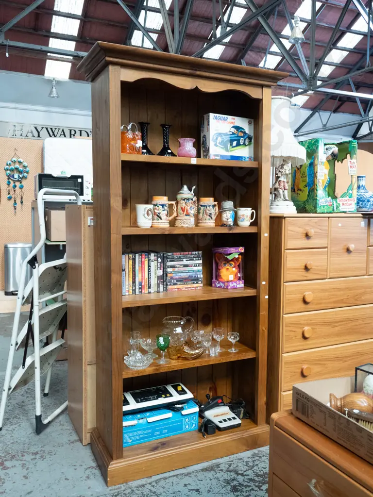 solid pine bookcase H1820 W910 D375 Image 1++