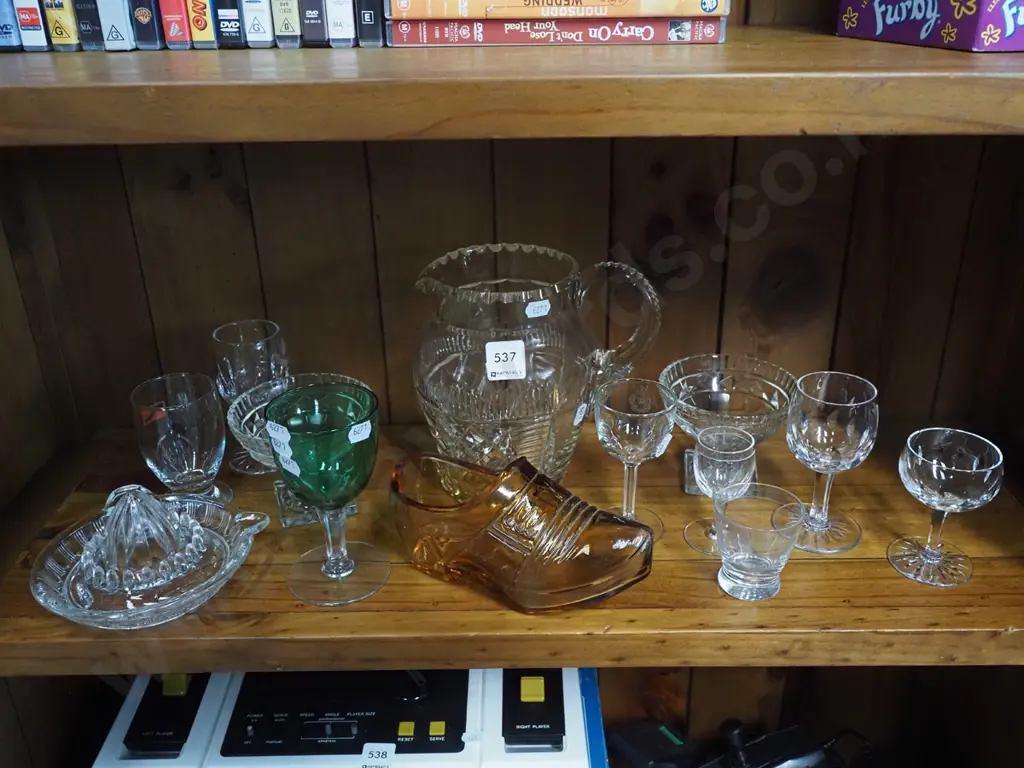 shelf; glassware, lemon squeezer etc Image 1++