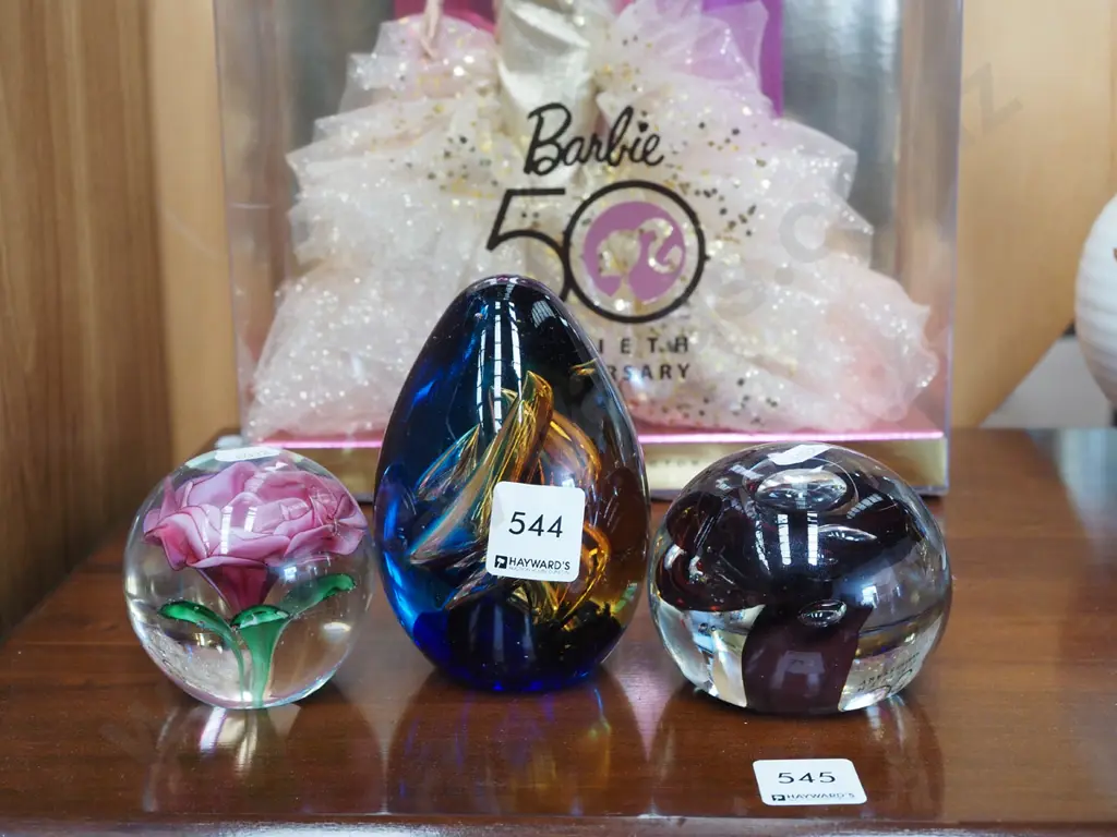 3x studio glass paperweights Image 1++