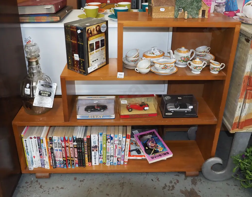 rimu stepped bookcase H790 W900 D185 Image 1++