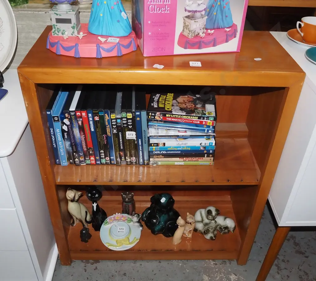 solid rimu bookcase H730 W630 D280 Image 1++