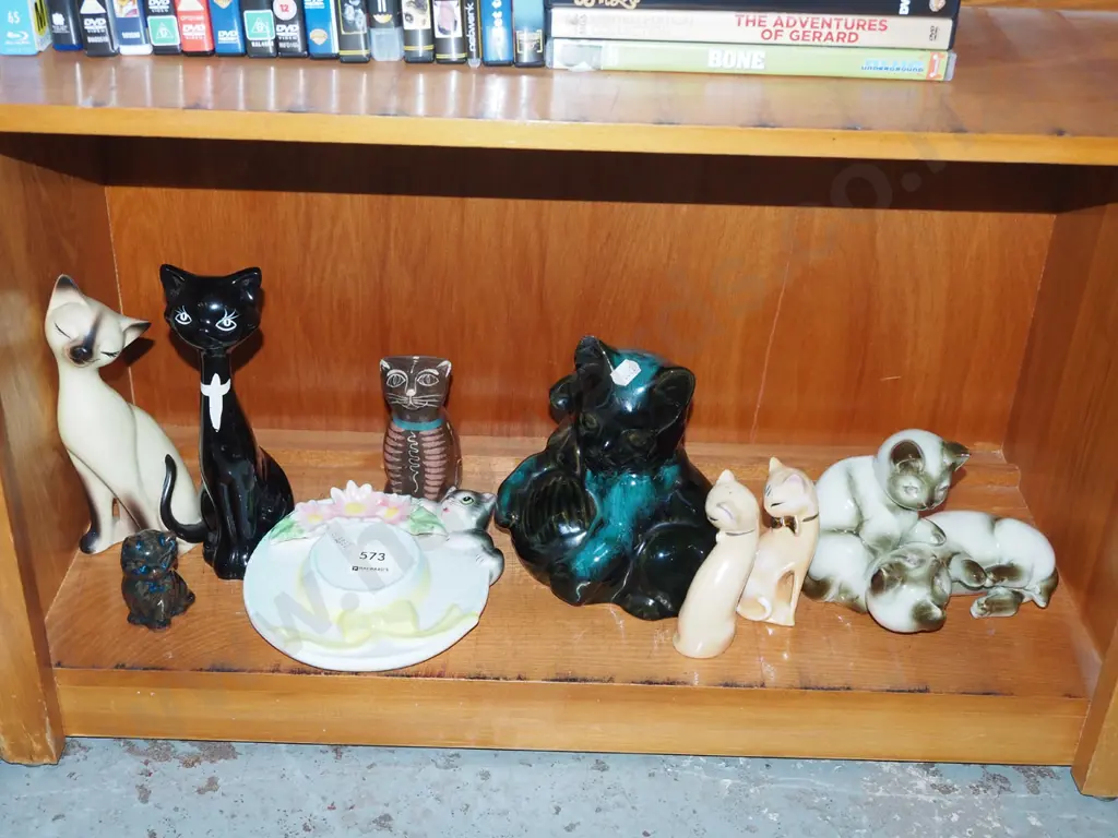 shelf; cat figurines Image 1++