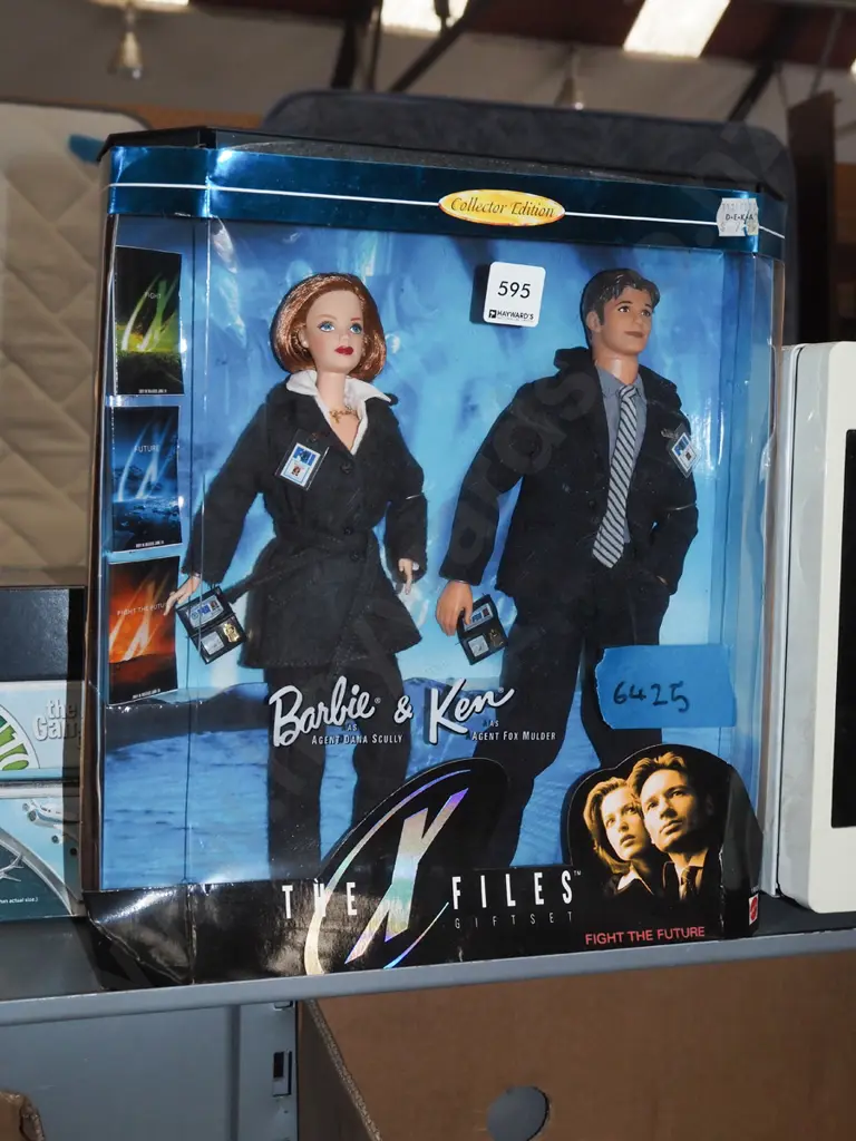 boxed Barbie and Ken X-Files, Scully and Mulder - damage to box Image 1++