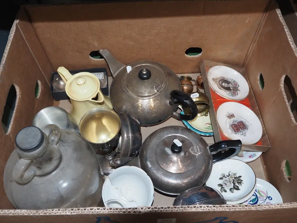 box; plated ware, jugs, Queen Elizabeth Jubilee dishes etc Image 1++