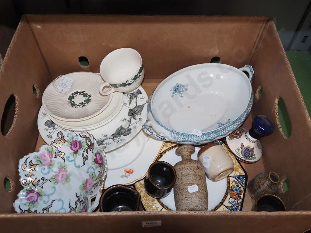 box; plates, ashets, creamer etc Image 1++