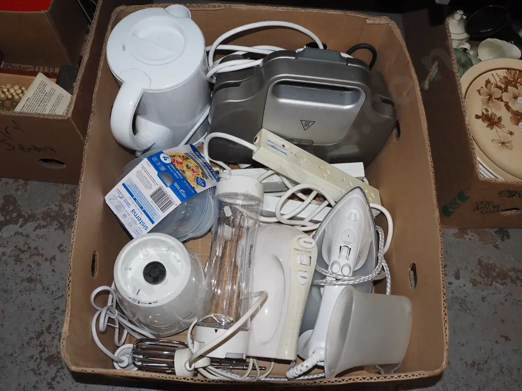 box; sandwich press, electric kettle, blender etc Image 1++