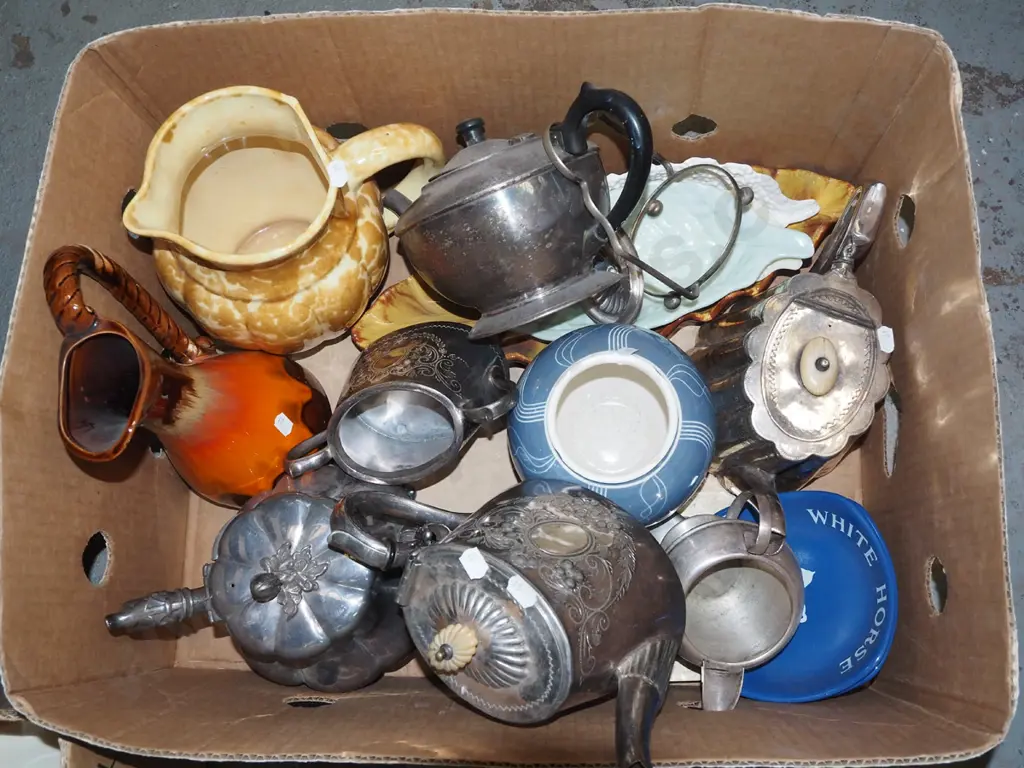 box; plated ware, leaf dishes, Temuka jug etc Image 1++