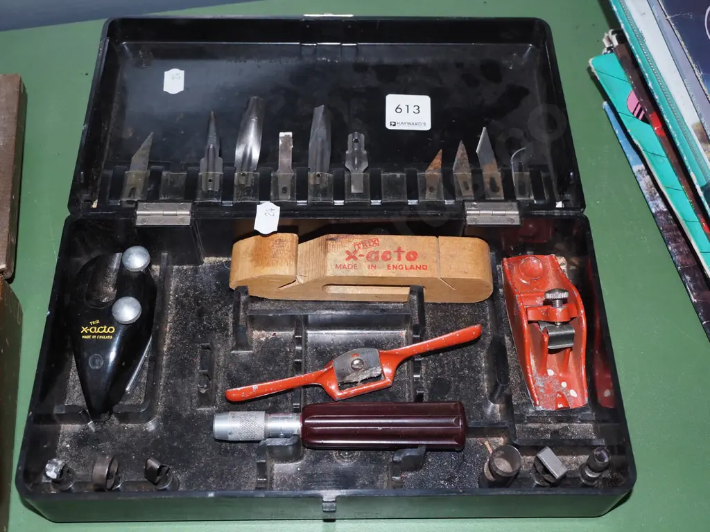 cased plastic crafter's tool set Image 1++