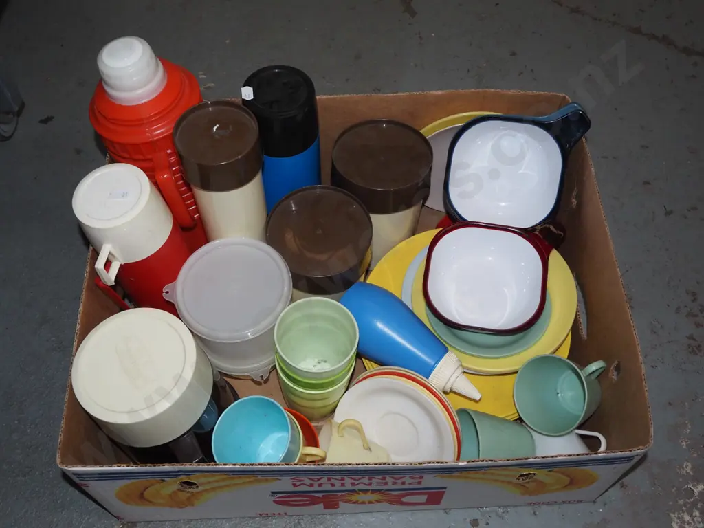 box; retro thermoses, containers, plates etc Image 1++