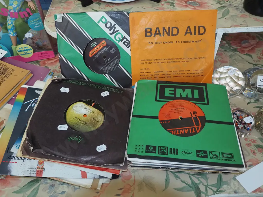 bundle of 45s; Beatles, Monkees etc Image 1++