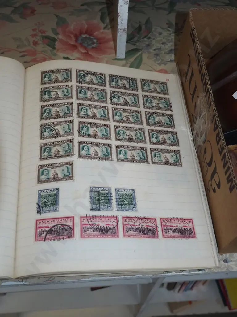 2x stamp albums Image 1++