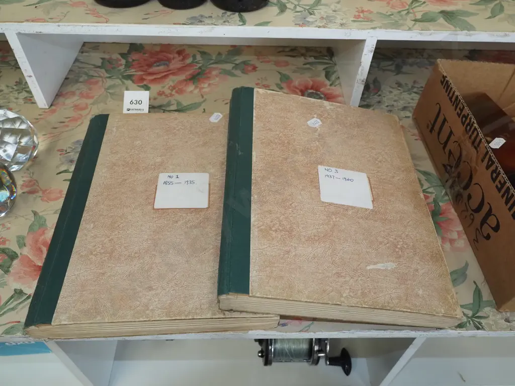 2x stamp albums Image 1++