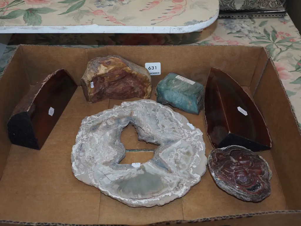 box; cut and polished stones Image 1++