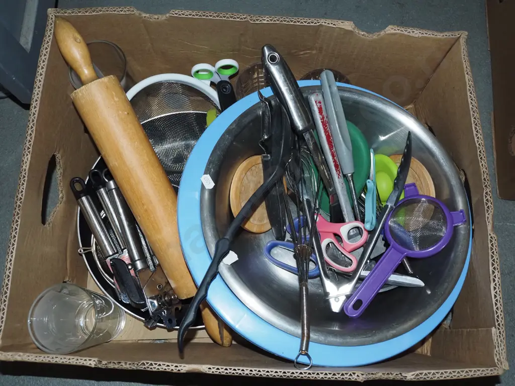 box; mixing bowls, kitchen utensils etc Image 1++