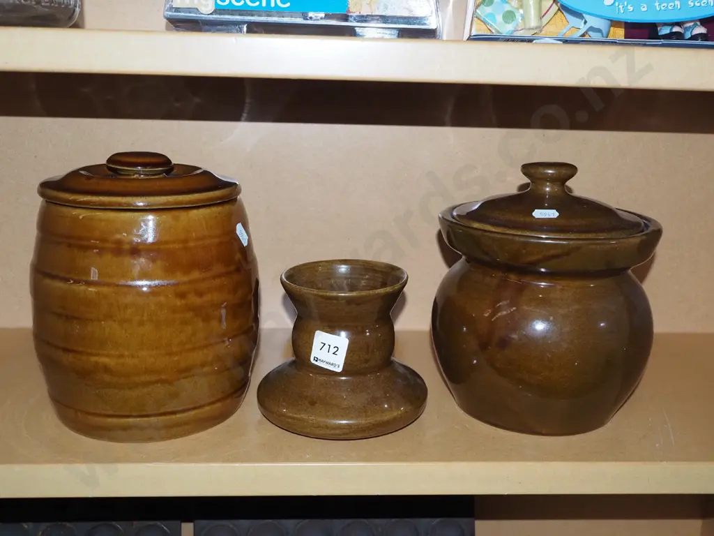 2x lidded crocks, McSkimmings vase Image 1++