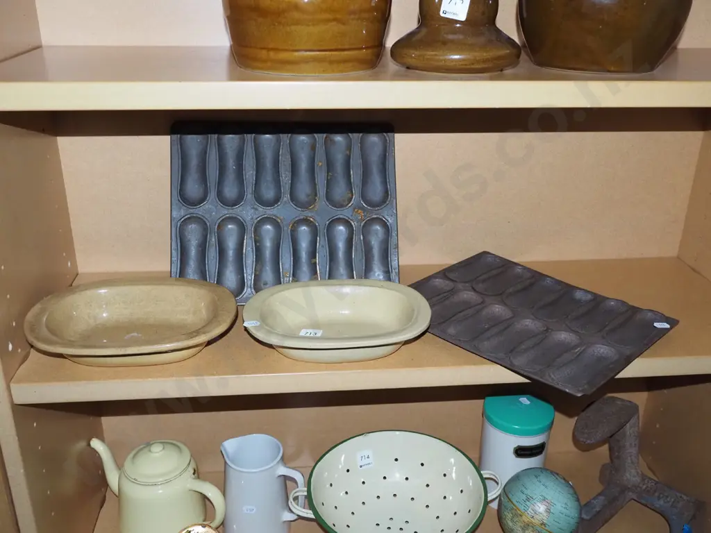 2x ceramic pie dishes, 2x gem irons Image 1++
