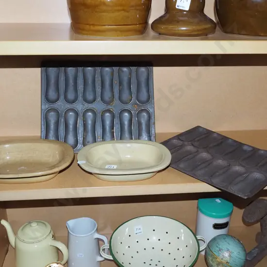 2x ceramic pie dishes, 2x gem irons